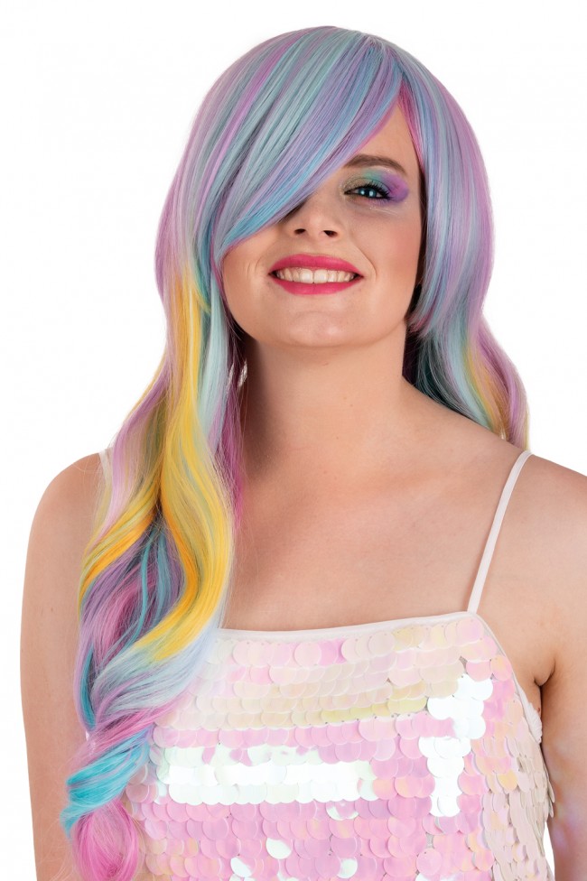 Pruik Selena lang met krullen pastel regenboog met schuine pony